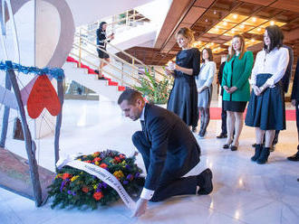 Opoziční poslanci si v parlamente pripomenuli pamiatku Kuciaka a jeho snúbenice