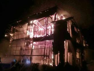 Rodinný dom v Bratislave skončil v plameňoch. Úplne vyhorel