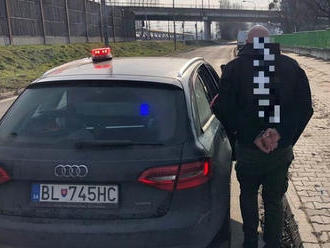 FOTO Vodič so zákazom šoférovať mal v Bratislave jazdiť po chodníkoch: Je po ňom vyhlásené pátranie