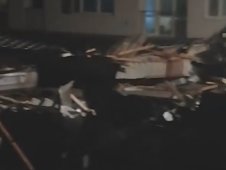 VIDEO Polícia začala trestné stíhanie po páde strechy bytového domu: Sklo zasiahlo malé dieťa