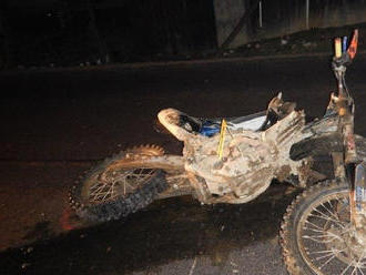 Mladík   išiel prevetrať motorku počas zákazu, jazda sa mu stala takmer osudnou
