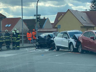 PRÁVE TERAZ Hromadná nehoda v Bratislave: FOTO Jedna osoba sa ťažko zranila, blokované sú oba pruhy
