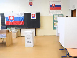 VOĽBY 2020 Voľby aj moratórium sa predlžujú o hodinu: Prvé výsledky budú až po 23:00