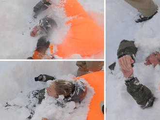 Hrdinské VIDEO z lyžiarskeho strediska: Okamžitá záchrana snoubordistky po tom, čo spadla lavína