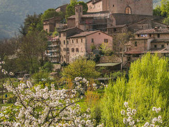 Netradičný turizmus: Do malebného talianskeho mestečka cestujú všetci škaredí