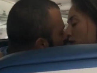 VIDEO vášnivého divadla na palube lietadla: Kýchajte na nich a povedzte, že máte koronavírus!