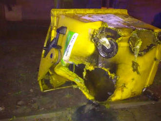 Náchodská profesionální jednotka likvidovala požár kontejneru na plast na Denisově nábřeží.…