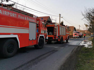 U požáru stodoly a garáže u domu v obci Netřeba na Mělnicku zasahují hasiči HZSP Aero Vodochody,…