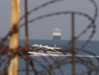 Dve výletné lode dostali príkaz opustiť prístavy