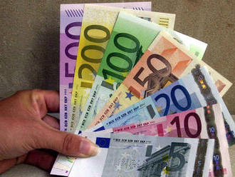 Kurz eura klesol pod 1,10 USD/EUR