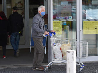 Seniorom v okresoch B. Bystrica a Brezno pomáhajú nakúpiť dobrovoľníci