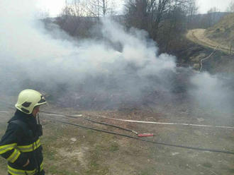 Neďaleko Hriňovej horí pokosená tráva, na mieste zasahujú hasiči