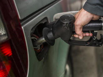 Zuhan az olajár, 340 forint alá eshet a benzin ára