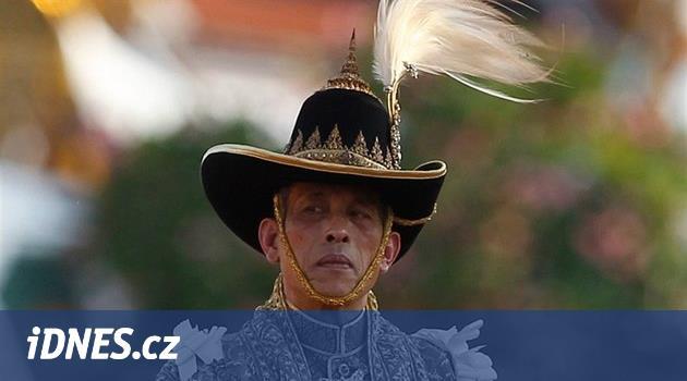 Thajský král si udělal karanténu v německém hotelu. Vzal s sebou i harém