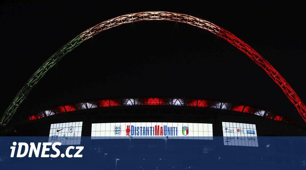 Italská trikolora nad Wembley. Zrušený zápas připomněla světelná show
