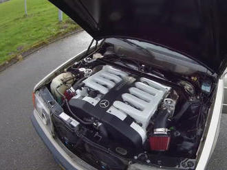 Automechanik si upravil starý Mercedes dle svého gusta, nacpal do něj motor 6,0 V12