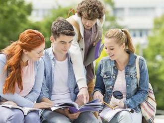 Vysoké školy upravujú harmonogramy letných semestrov