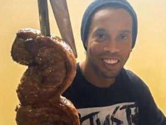 Vyhral 16-kilové prasiatko. Ronaldinho oslávil narodeniny vo väzení