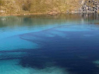 Aj Anglicko má nádhernú modrú lagúnu, polícia ju však zafarbila načierno