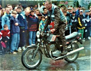 Retro spomienka na motocyklový zraz v Uhorskom v roku 1998.