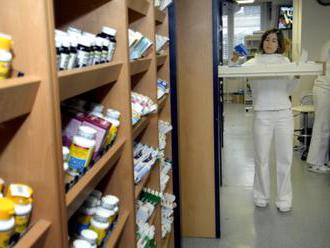 Reuters: Nemocnicím v EU dochází léky pro pacienty s covid-19
