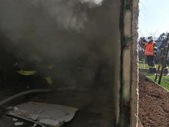 Liberečtí hasiči zasahovali u požáru střešní konstrukce garáže u rodinného domu v Liberci. Garáž…