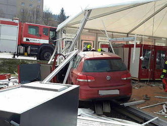 V Karlových Varech havarovalo osobní auto. Na parkovišti u autobusového nádraží narazilo do…