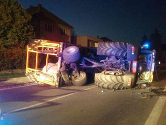 DOPRAVNÁ NEHODA: Pri obci Sliač-Hájniky sa prevrátil traktor
