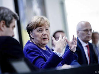 Merkelová oznámila ďalšie uvoľnenie opatrení, otvoria ihriská i múzeá