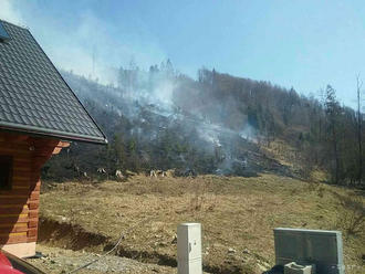 HORÍ RÚBANISKO: V Oščadnici likvidujú požiar v miestnej časti Laliky