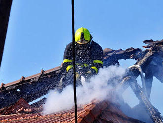 Škodu za dva miliony korun způsobil požár střechy rodinného domu s autoservisem ve Studénce, na míst