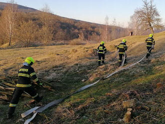 K nahlášenému požáru slámy a okolní trávy vyjeli profesionální hasiči z Děčína a dobrovolní hasiči…