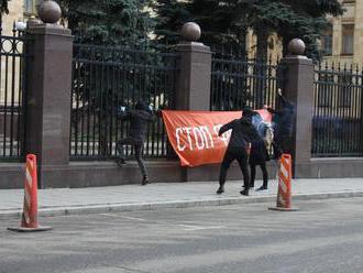Ruští extremisté kvůli Koněvovi napadli české velvyslanectví v Rusku. 
