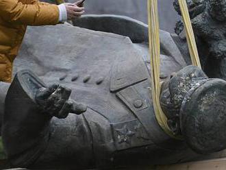 Reakce na odstranění sochy. Extremisté zaútočili na českou ambasádu v Rusku