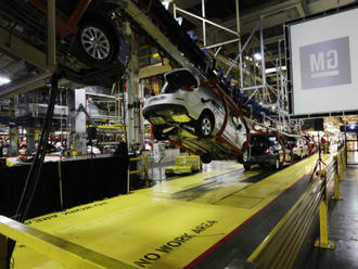 Výrobci aut by mohli na tržbách přijít až o 100 miliard USD, píše FT