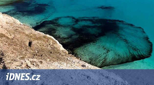 Toxická a nádherně modrá laguna lákala turisty, policie ji obarvila načerno