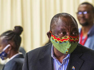 Boj juhoafrického prezidenta s rúškom je hitom internetu