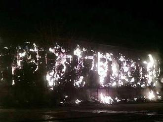 Takmer 30 hasičov zasahuje pri požiari senníka v obci Závod