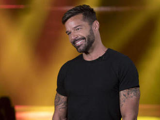 Ricky Martin opäť ohuruje figúrou! Tričko dolu a so svalmi rovno na titulku
