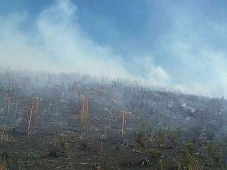 Hasiči bojujú s lesným požiarom pri obci Oščadnica