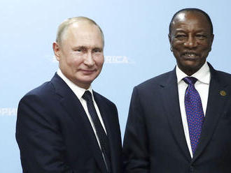 Prezident Guiney má sovietske čísla. Skúša to ako Putin