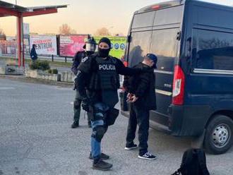 Policajti NAKA zasahujú v Levoči, akcia súvisí s nedovoleným ozbrojovaním