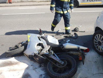 FOTO Vážna nehoda v Považskej Bystrici: Motorkár utrpel ťažké zranenia