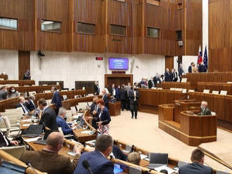 Parlament dnes pokračuje v rozprave: Po včerajšku dočasne obsadili post výboru pre vojenské spravoda