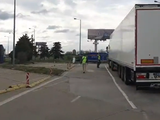 VIDEO Veľká akcia na hraničnom priechode: Inšpekcia kontrolovala nelegálny dovoz odpadu