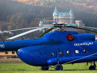 Slovákov vystrašila modrá helikoptéra nad panelákmi. Takáto je jej úloha!