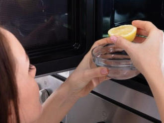 10 úžasných vecí, ktoré dokáže aj vaša mikrovlnka: Odšťaví citrón a šľahá mliečnu penu!