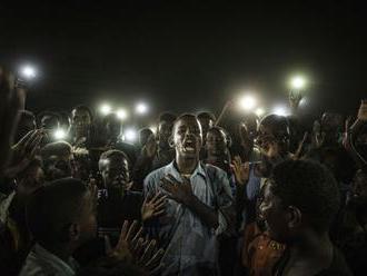 Cenu World Press Photo získala fotografia recitujúceho sudánskeho demonštranta