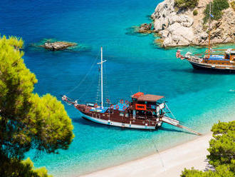 Grécko otvára reštaurácie a obnovuje dopravu na ostrovy