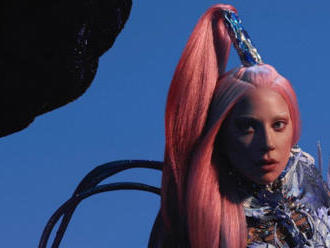 RECENZE: Lady Gaga se na planetě 